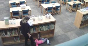 Učiteľka si myslela, že ju spoza skriniek nikto nevidí a kopla dievčatko. Všetko však zaznamenala kamera