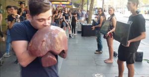 Dvaja mladíci na vegánskom proteste provokatívne konzumovali surovú pečeň