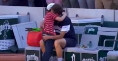 Video z French Open dojíma svet. Krásne gesto syna porazeného tenistu rozplakalo aj súpera