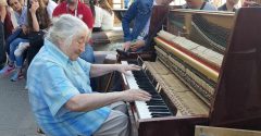 Nenápadná babička sa usadila za klavír a svojim výkonom pritiahla pozornosť desiatok okoloidúcich