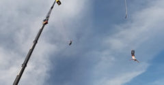 Po bungee jumpingu skončil v sanitke. Pri skoku z 92 metrovej výšky sa mu odtrhol postroj