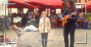 Otec presvedčil dcéru, nech na ulici zaspieva s miestnym muzikantom. Ľudia pochybovali o tom, či je to jej hlas