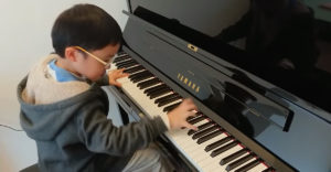 7 ročný chlapec predviedol svoj pôsobivý talent a trúfol si rovno na Beethovena
