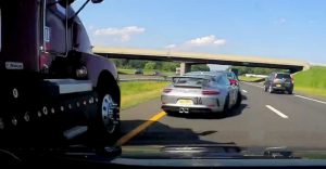 Pohotová reakcia zachránila vodiča Porsche 911 pred sprešovaním rútiacim sa kamiónom