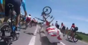 Tour de France má za sebou prvý hrozivý pád. Môžu zaň organizátori