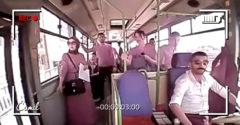 Šofér otvoril dvere autobusu skôr, aby vyvetral. Jedna z cestujúcich vystúpila