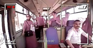 Šofér otvoril dvere autobusu skôr, aby vyvetral. Jedna z cestujúcich vystúpila