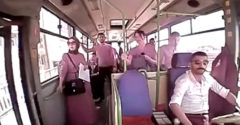 Šofér otvoril dvere autobusu skôr, aby vyvetral. Jedna z cestujúcich vystúpila