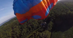 Paramotorový pilot sa pri pomerne nízkom prelete nečakane zrútil do kukurice