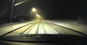 Keď ideš rýchlosťou 100 km/h po snehu a zabudneš, že ťa čaká zákruta