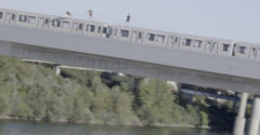 Nerozvážni mladíci skákali z idúcej vlakovej súpravy rovno do Dunaja. Stačila jedna chyba a nemuseli byť nažive