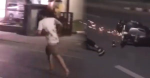 Na mol opitý muž sa rozbehol oproti chlapíkovi na mopede a drsne ho poslal k zemi
