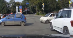 Vodičovi Mercedesu ukázala prostredník. Okamžite dostala lekciu od života