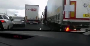 Vodič kamiónu na diaľnici zablokoval záchranárov