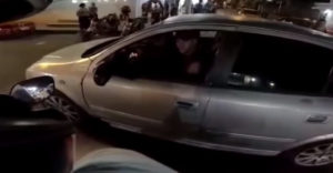 Motorkár kopol do zrkadla na aute. Vodič ho zato zrazil a poslal k zemi