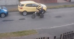 Motorkár sa zabával ničením zaparkovaných áut. Dovtedy sa chodí s krčahom po vodu, až kým sa nerozbije