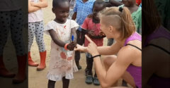 Ako jednoducho potešiť deti v Afrike? Radovali sa všetci okolo