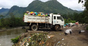 Triedenie a recyklácia odpadu v Peru. Smeti si vozia nákladnými autami rovno do Amazonky