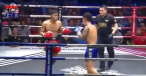 Thajský boxer vyhral zápas po dvojitom knockoute. Poslal k zemi súpera, aj rozhodcu