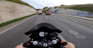 Motorkár zverejnil video na ktorom jazdí ako blbec. Polícia mu uložila pokutu 134 000 €