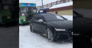 Zapadli ste šéfko? Počkajte vytiahnem vás (Audi RS7 a autobus)