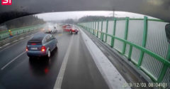 Nehoda na diaľnici v Česku. Hasiči zastavili kvôli nehode, vpálilo do nich ďalšie auto
