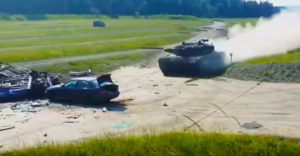 BMW sa stalo obeťou rozbehnutého tanku Leopard II. Čo z neho zostane?