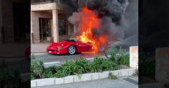 V Monaku začalo horieť Ferrari F40. Muž sa ho snažil uhasiť z balkóna