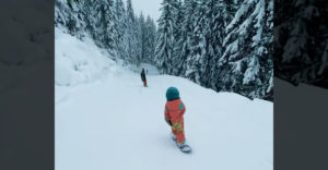 Senzáciou zjazdovky sa stalo 4 – ročné dievčatko na snowboarde