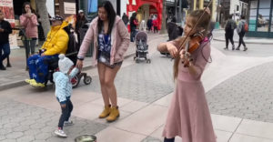 Mladá baba predviedla perfektné pouličné predstavenie. Na husliach zahrala hit od Queen (Obrovský talent)