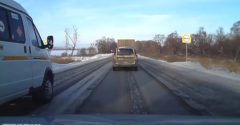 Arogantný vodič nepustil predbiehajúce auto a havaroval, alebo keď sa stretnú dvaja blbci