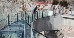 V Chorvátsku postavili sklenenú platformu vo výške 1228 metrov. Ponúka úchvatný výhľad na dalmácke pobrežie