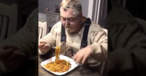 Chlapík našiel geniálny spôsob ako jesť špagety (Nápad z budúcnosti)