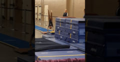 Tréner chytil gymnastku po nepodarenom skoku. Ochránil ju pred pádom a možným zranením