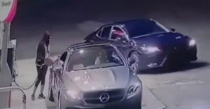 Dievča ubránilo svoje auto pred zlodejmi (Skvelá reakcia)