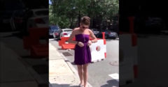 Žena ukázala, že jej stačia jedny šaty. Na ulici si ich prezliekla pre každú príležitosť