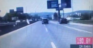 Vodič unikal policajtom rýchlosťou 190 km/h, kľučkoval medzi autá aj stromy (Bratislava)