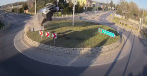 Cenu o najvyšší skok na kruhovom objazde vyhráva vodič so Suzuki Swift (Big Air)