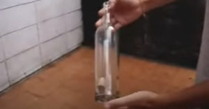Ako vytiahnuť korok zo sklenej fľaše (Jednoduchý návod)