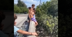 Dvaja mladíci skočili z mosta. V rieke ich čakalo nemilé prekvapenie