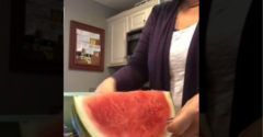 Jednoduchý trik, ako v priebehu pár sekúnd naporcovať melón na trojuholníčky