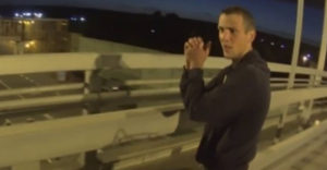 Motorkár zabránil tínedžerovi spáchať samovraždu z mosta nad diaľnicou