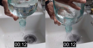 Jednoduchý trik, ako vyliať vodu z fľaše čo najrýchlejšie