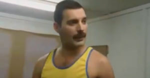 Freddy Mercury sa zahrieva pred vstupom na pódium (Backstage)