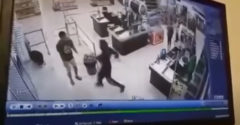 Muž bez rúška udrel predavačku aj nakupujúcu ženu. Karma ho stihla ešte v obchode (Komárno)