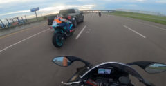 Šialený vodič pick-upu dal motorkárovi bodycheck pri rýchlosti 140 km/h