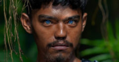 Muž nafotil neobyčajný indonézsky kmeň, v ktorom sa pýšia magickými modrými očami