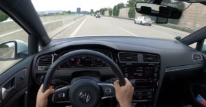 Namiesto brzdenia radšej vyblikoval (240 km/h na diaľnici)