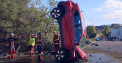 Volvo spúšťa svoje nové vozidlá z výšky 30 metrov