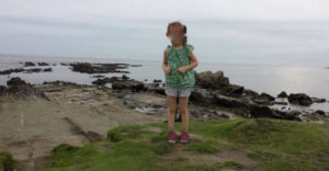 Muž odfotil svoju dcéru na pobreží. Keď sa na fotku pozrel z blízka, uvidel jeden preňho nevysvetliteľný detail